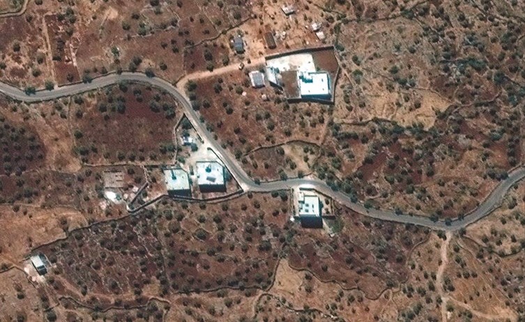 صورة جوية لمكان إقامة البغدادي المفترض في قرية باريشا بإدلب (رويترز)﻿