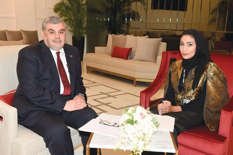  د. مهند حسنين متحدثا الى الزميلة الاء خليفة (أحمد علي)