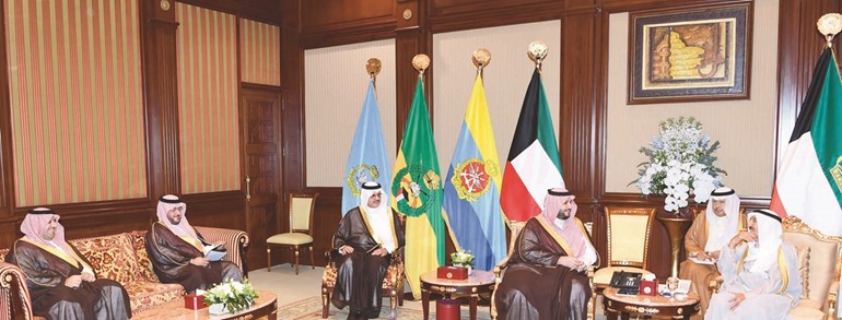 صاحب السمو الأمير الشيخ صباح الأحمد مستقبلا صاحب السمو الملكي الأمير تركي بن محمد بن فهد والوفد المرافق له﻿