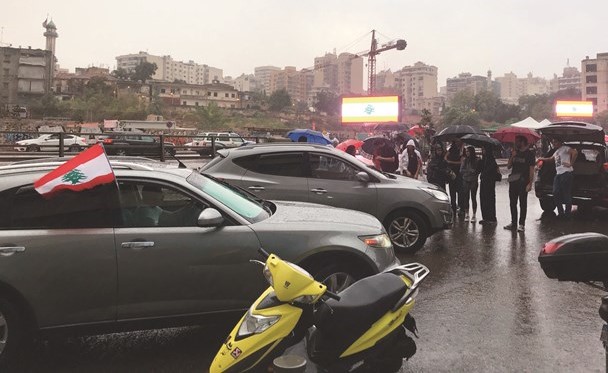 محتجون يقطعون الطرقات بالسيارات وتحت المطر متمسكين بمطالبهم لليوم 12 امس	(محمود الطويل)﻿