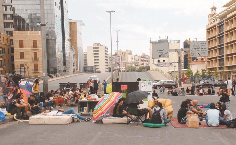 متظاهرون لبنانيون يقطعون جسر الرينغ في بيروت	(محمود الطويل)﻿