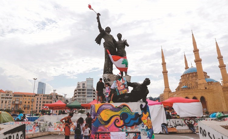 شعارات تزين ساحة الشهداء﻿