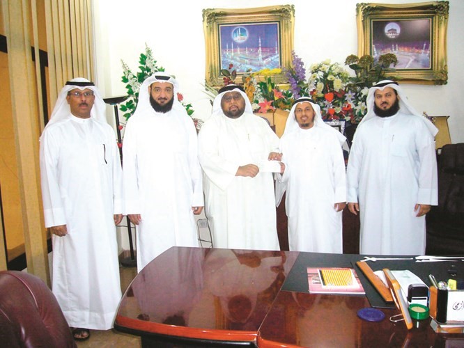 البواردي خلال تسليم شيك زكاة الجمعية لبيت الزكاة﻿