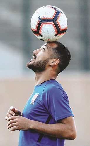 الأهلي يحدد عامين لتجديد عقود 4 لاعبين