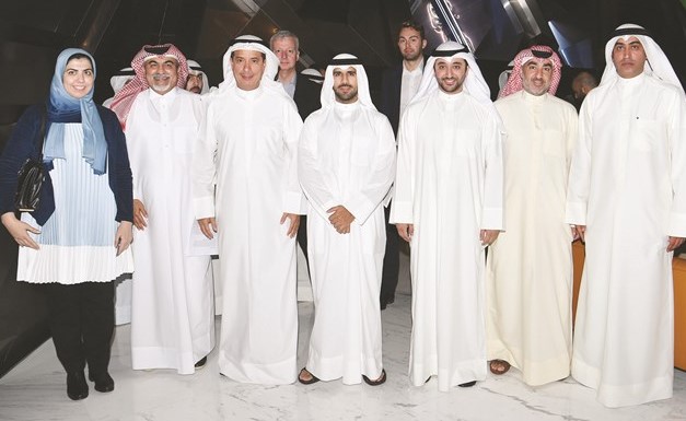 المستشار بالديوان الأميري د.يوسف الإبراهيم مع الشيخ فهد الناصر ود.صقر الملا وبعض المشاركين في الملتقى	(قاسم باشا)﻿
