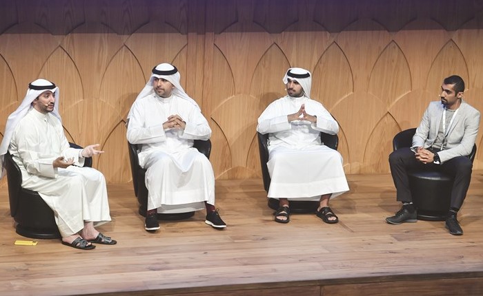 د.صقر الملا متحدثا خلال الملتقى بحضور الشيخ فهد الناصر﻿