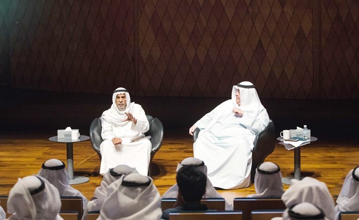 د. يعقوب الحجي مع د. عباس الحداد في القاعة المستديرة بمركز جابر الثقافي﻿