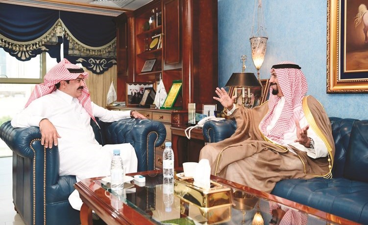 السفير الشيخ علي الخالد خلال لقائه مع رئيس مجلس إدارة غرفة الرياض عجلان العجلان 	﻿