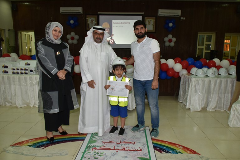  أحد مهندسي المستقبل يتسلم شهادة تكريمه