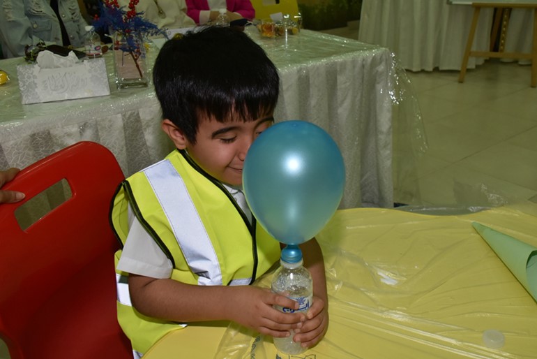 تفاعل من  أحد الأطفال مع النشاط