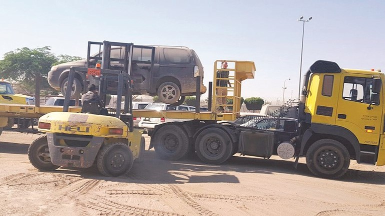 صورة ارشيفية لرفع سيارات مهملة﻿