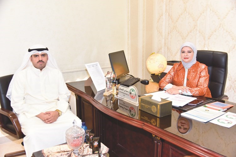 د.سندس القبندي مع الزميل عبدالكريم العبدالله			 	(محمد هنداوي)﻿