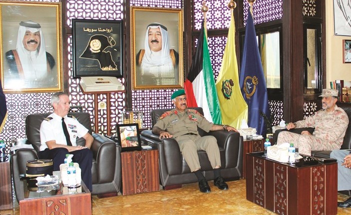 الفريق الركن محمد الخضر مستقبلا العقيد الركن طيار باتريك بيكييه﻿