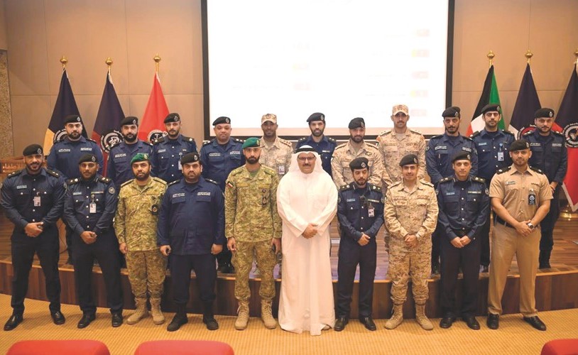 الإعلامي عبدالحميد الذايدي متوسطا ضباطا من الاطفاء والحرس الوطني﻿