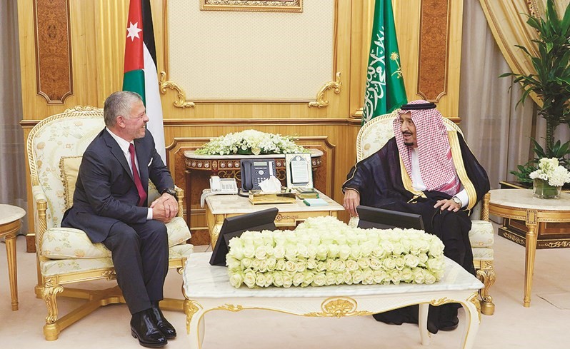 خادم الحرمين الشريفين الملك سلمان بن عبدالعزيز وعاهل الأردن الملك عبدالله الثاني خلال مباحثاتهما في الرياض أمس	 (بترا)﻿