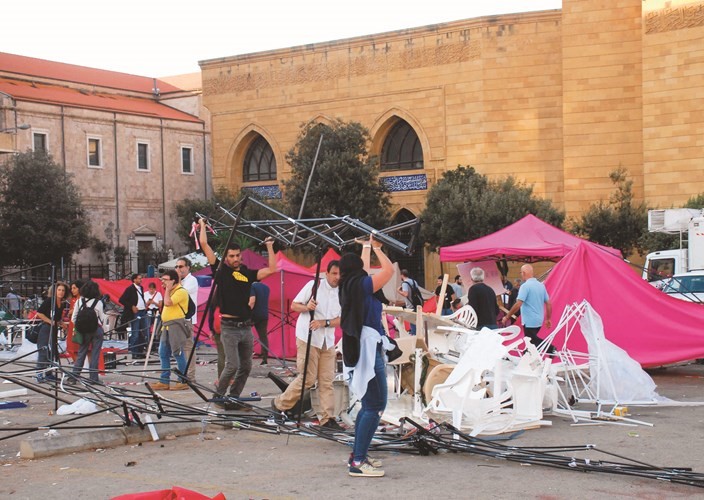 محتجون لبنانيون يحاولون إعادة نصب الخيام وسط بيروت	(محمود الطويل)﻿
