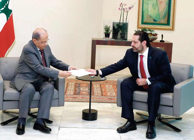 الرئيس سعد الحريري يسلم الرئيس ميشال عون استقالته       	(محمود الطويل)