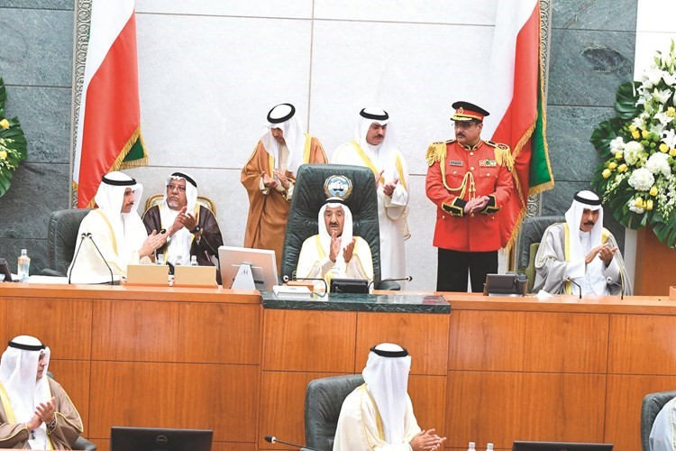 صاحب السمو الأمير الشيخ صباح الأحمد وسمو ولي العهد الشيخ نواف الأحمد ورئيس مجلس الأمة مرزوق الغانم خلال افتتاح دور الانعقاد الرابع أمس	 (هاني الشمري)﻿