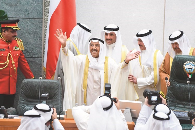 صاحب السمو الأمير الشيخ صباح الأحمد أثناء دخوله قاعة عبدالله السالم أمس حيث قوبل بترحيب كبير من الحضور﻿