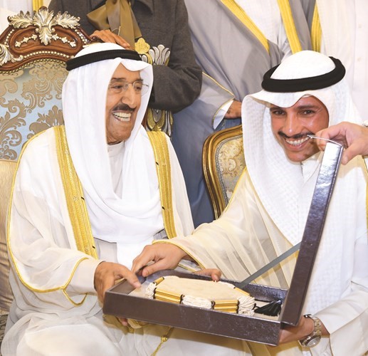صاحب السمو يتلقى هدية تذكارية من الرئيس الغانم﻿