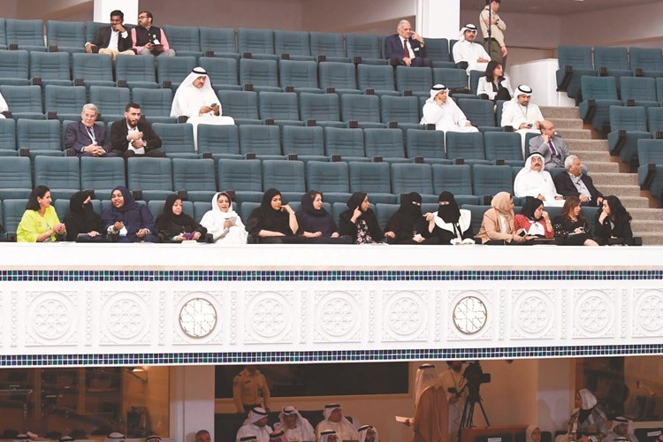 الزميلتان بدور المطيري وفاطمة العازمي مع وفد صحافي خليجي حضر افتتاح دور الانعقاد﻿