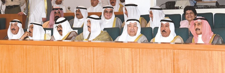 الشيخ د.ابراهيم الدعيج والشيخ مبارك الجابر وعلي الغانم وسمو الشيخ ناصر المحمد والشيخ مشعل الأحمد والشيخ فيصل السعود والشيخ جابر العبدالله ﻿