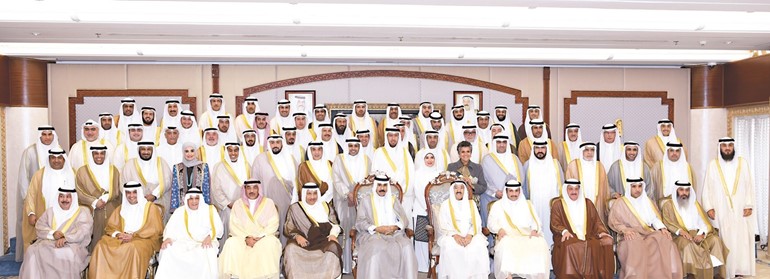 صاحب السمو الأمير الشيخ صباح الأحمد وسمو ولي العهد الشيخ نواف الأحمد ومرزوق الغانم وسمو الشيخ جابر المبارك في لقطة تذكارية مع أعضاء السلطتين بعد افتتاح دور الانعقاد أمس ﻿