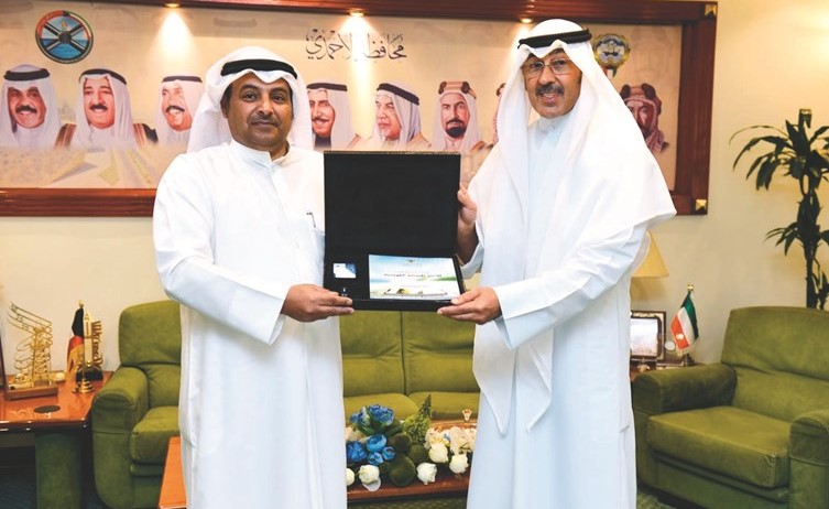  هدية وثائقية للمحافظ الخالد من رئيس مركز تنمية المجتمع بمدينة صباح الاحمد السكنية﻿