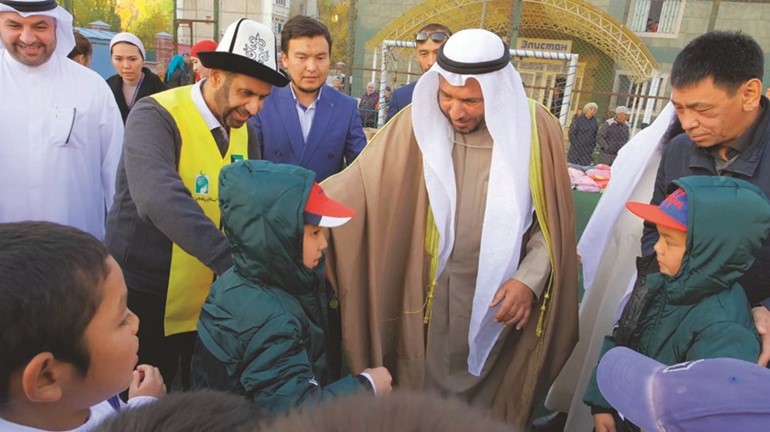 د. المعتوق مشاركا في توزيع ملابس شتوية على التلاميذ﻿