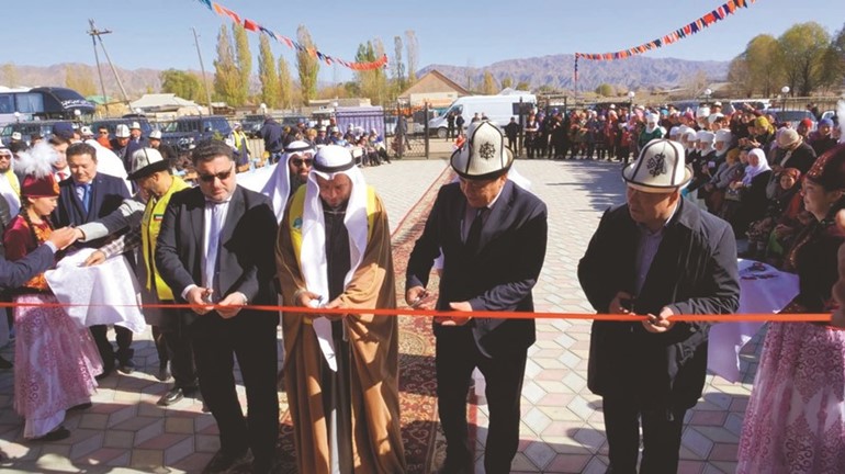 د. المعتوق ومسؤولون قيرغيزيون يقصون شريط الافتتاح﻿