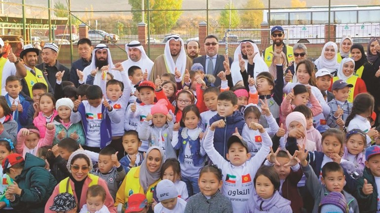 د. المعتوق وأعضاء الوفد المرافق في لقطة تذ كارية مع تلاميذ مدارس الدارين﻿
