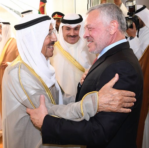 صاحب السمو الأمير الشيخ صباح الأحمد في مقدمة مستقبلي ملك الأردن عبدالله الثاني 