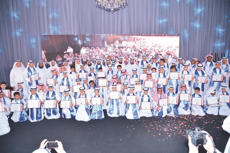محافظ مبارك الكبير الفريق م.محمود بوشهري ورئيس وأعضاء مجلس إدارة جمعية صباح السالم التعاونية في لقطة تذكارية مع الطلبة المكرمين﻿
