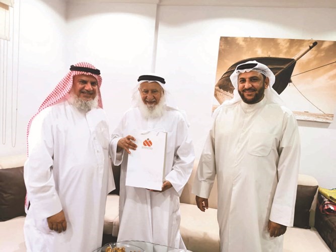 جاسم الياسين ومراقب الموارد البشرية يكرمان الرفاعي﻿