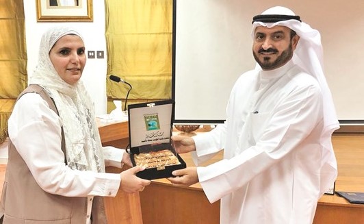 م.سعد المحيلبي مكرما الموظفة سلاف الخميس بمناسبة تقاعدها ﻿
