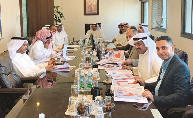 فهد الشتيلي مترئسا الاجتماع مع ممثلي الجمعيات التعاونية﻿