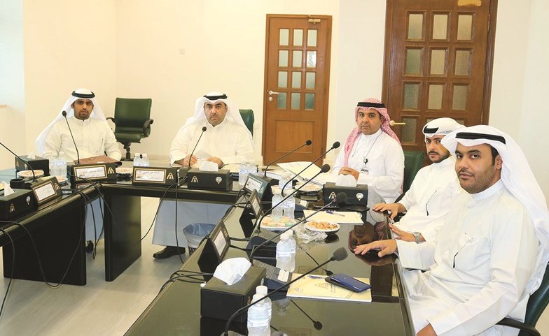 أسامة العتيبي مترئسا اجتماع المجلس ﻿