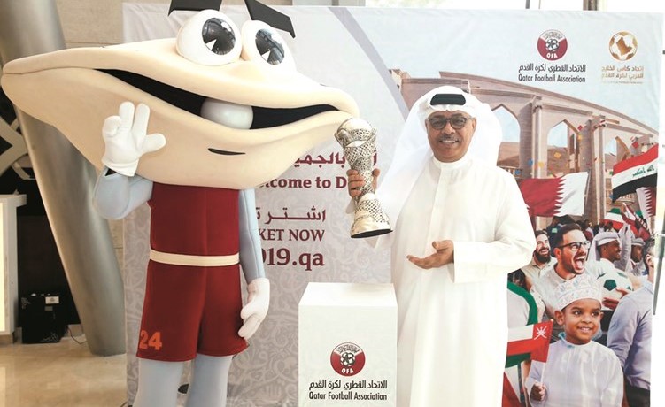 الفنان القطري غانم السليطي يرفع كأس الخليج﻿