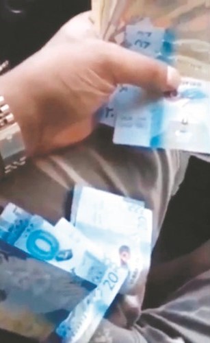 لقطتان من المقطع المتداول للشخصين وهما يجاهران بحيازة مؤثرات عقلية ومواد مخدرة ونقود﻿