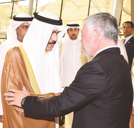 سمو ولي العهد الشيخ نواف الأحمد مستقبلا العاهل الأردني الملك عبدالله الثاني ﻿