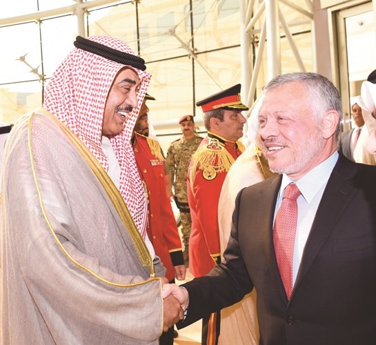 العاهل الأردني مصافحا الشيخ صباح الخالد ﻿
