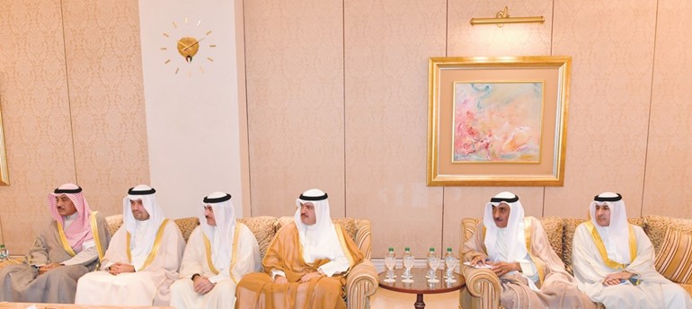 الشيخ صباح الخالد وأنس الصالح والشيخ خالد العبد الله والسفير فهد العوضي والسفير عزيز الديحاني ﻿