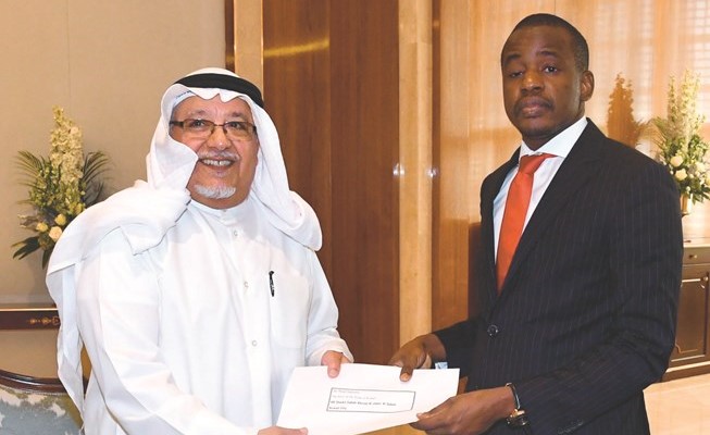 الشيخ علي الجراح يتسلم رسالة خطية من سفير غينيا بيساو ﻿