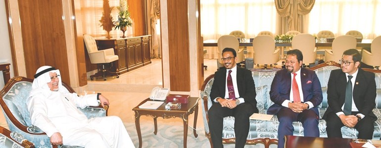 الشيخ علي الجراح يتسلم رسالة خطية من مبعوث رئيس وزراء ماليزيا﻿