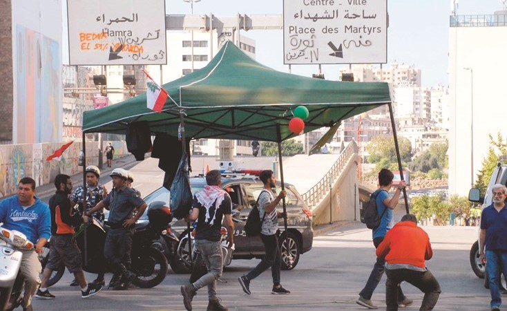 معتصمون في بيروت خلال إزالة الخيم المنصوبة بحضور القوى الامنية									(محمود الطويل)﻿