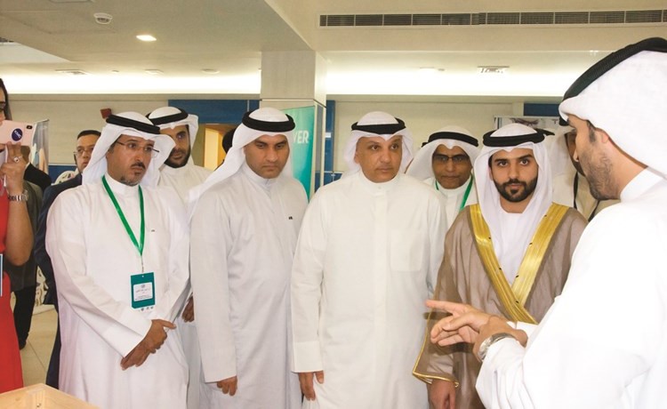 النائب عبدالله الكندري ود.مشعل الشاهين وأ.د.ابجاد المطيري لدى افتتاح معرض مبادرين﻿