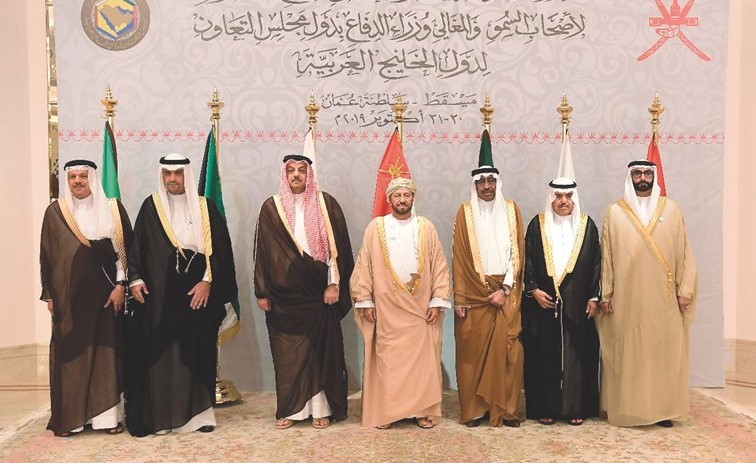 أنس الصالح ود.عبداللطيف الزياني ووزراء دفاع دول التعاون في لقطة جماعية﻿