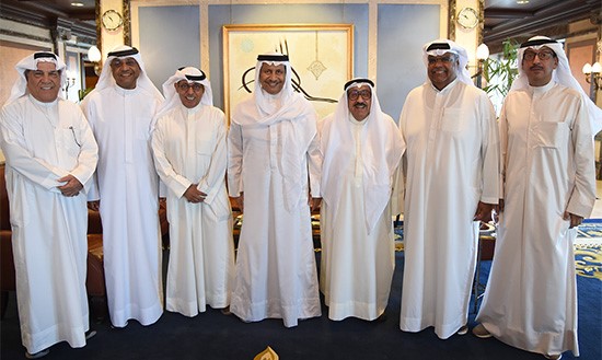 سمو رئيس الوزراء خلال استقباله رئيس وأعضاء مجلس إدارة جمعية الفنانين الكويتيين 
