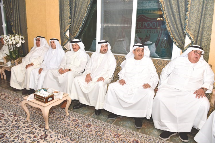 الشيخ عبدالله سالم العلي مع عدد من المهنئين﻿