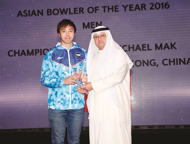  ويسلم مايكل ماك جائزة أفضل لاعب في آسيا لعام 2016﻿